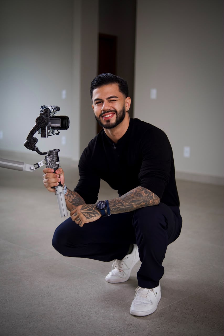 Leonardo Frezza com câmera em mão